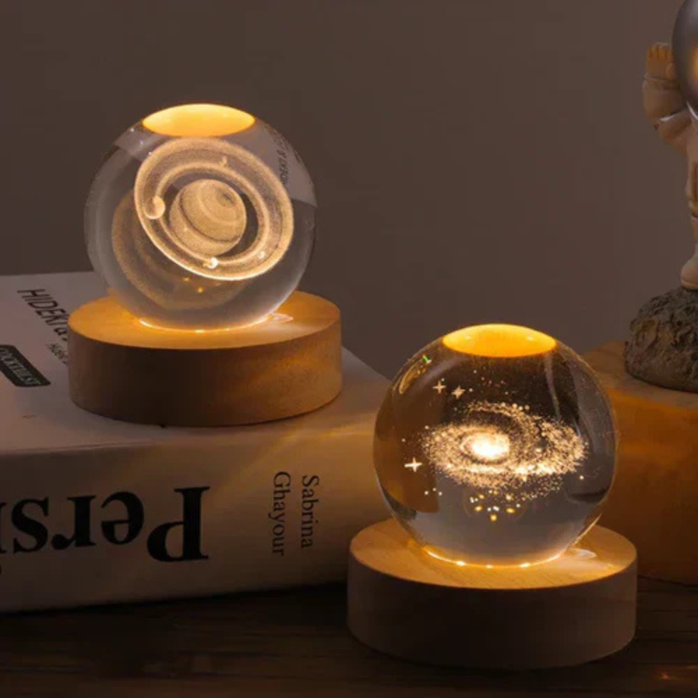 Boule lumineuse gravée en verre sur socle en bois | Virelle Maison