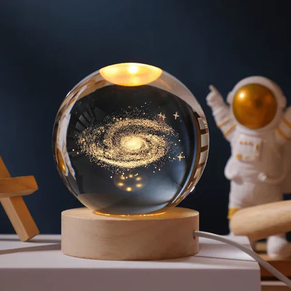 Boule lumineuse gravée en verre sur socle en bois | Virelle Maison