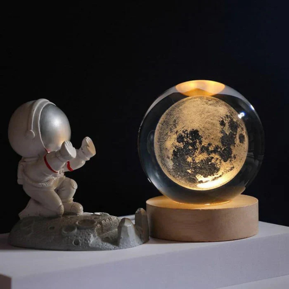 Boule lumineuse gravée en verre sur socle en bois | Virelle Maison