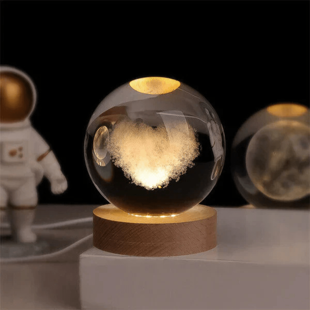 Virelle Maison - Boule lumineuse gravée en verre sur socle en bois | Virelle Maison