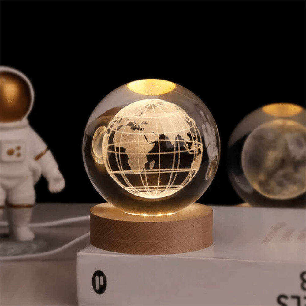 Virelle Maison - Boule lumineuse gravée en verre sur socle en bois | Virelle Maison