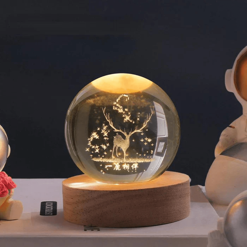 Virelle Maison - Boule lumineuse gravée en verre sur socle en bois | Virelle Maison
