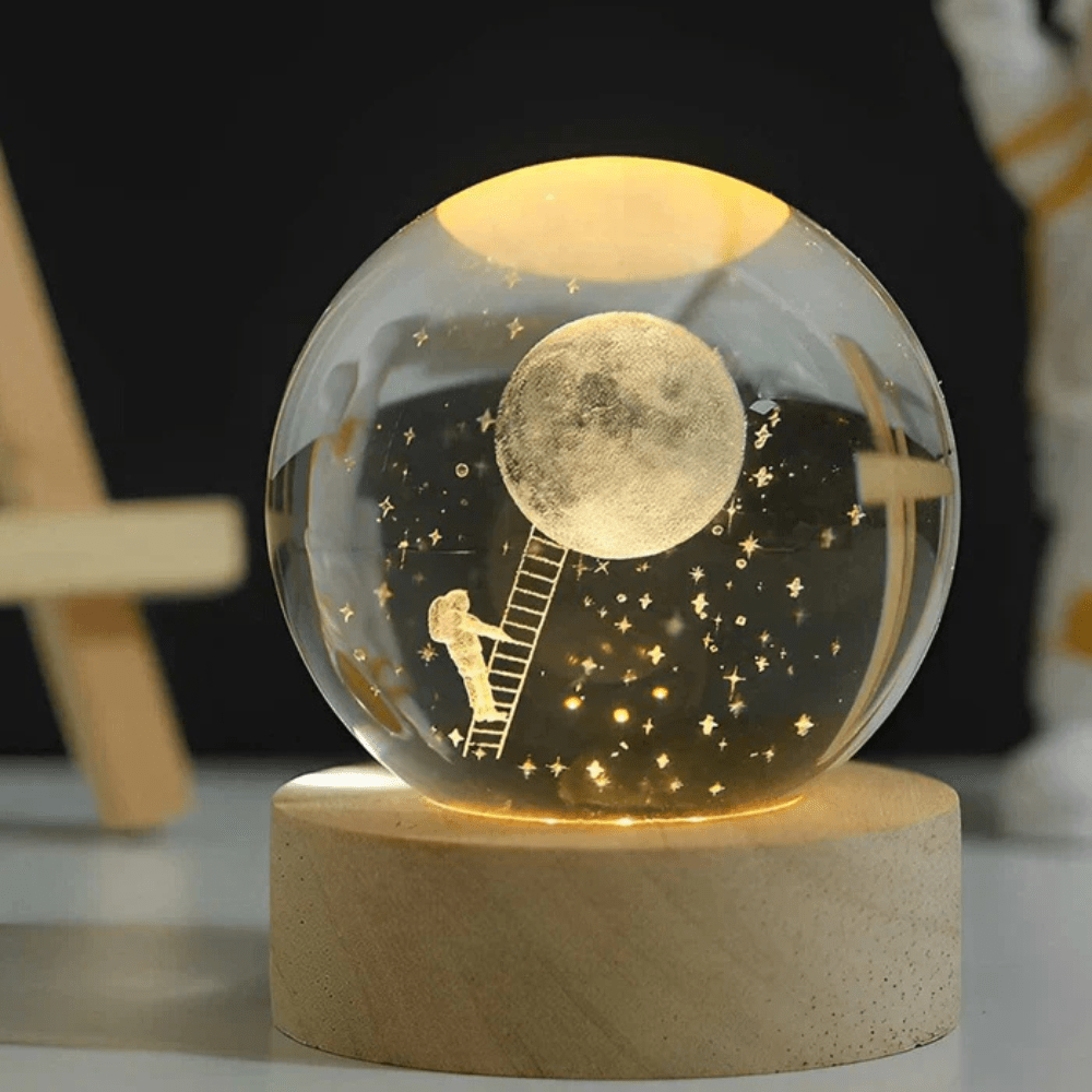 Virelle Maison - Boule lumineuse gravée en verre sur socle en bois | Virelle Maison