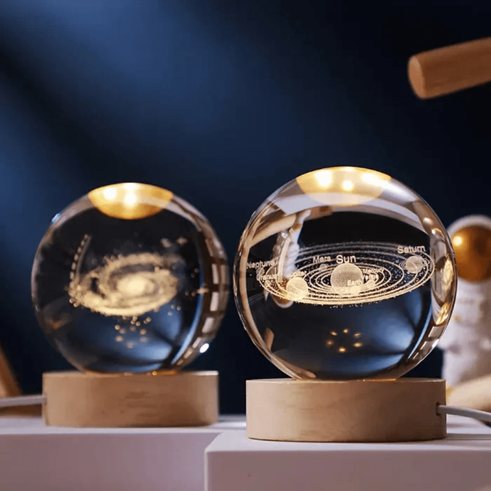 Virelle Maison - Boule lumineuse gravée en verre sur socle en bois | Virelle Maison
