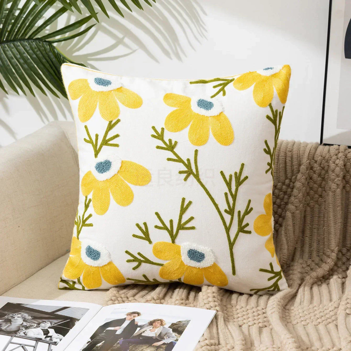 Virelle Maison - Housse de coussin en coton brodé – Motif floral rustique | Virelle Maison