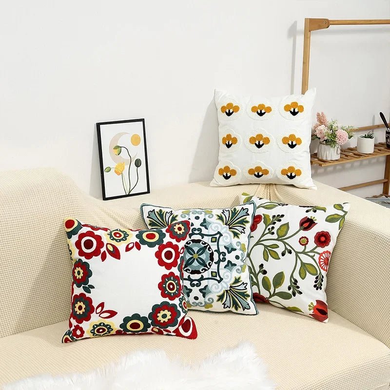 Virelle Maison - Housse de coussin en coton brodé – Motif floral rustique | Virelle Maison