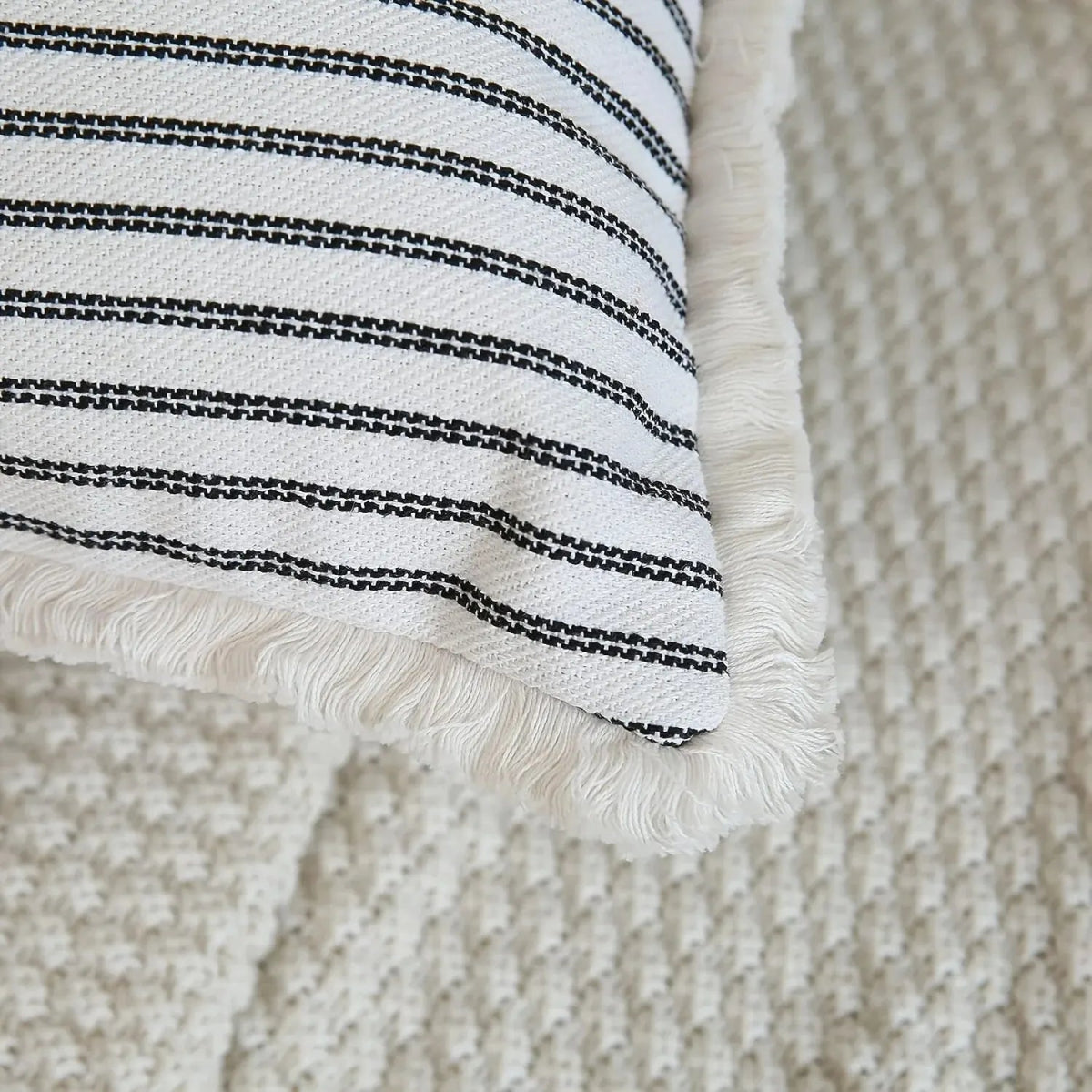 Virelle Maison - Housse de coussin jacquard avec finition volantée blanche | Virelle Maison