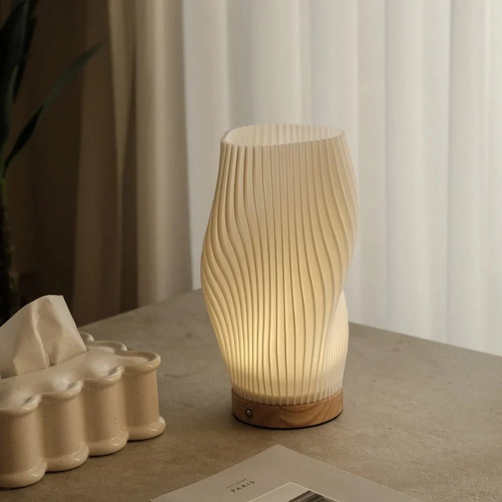 Virelle Maison - Lampe de table plissée en bois et ABS | Virelle Maison