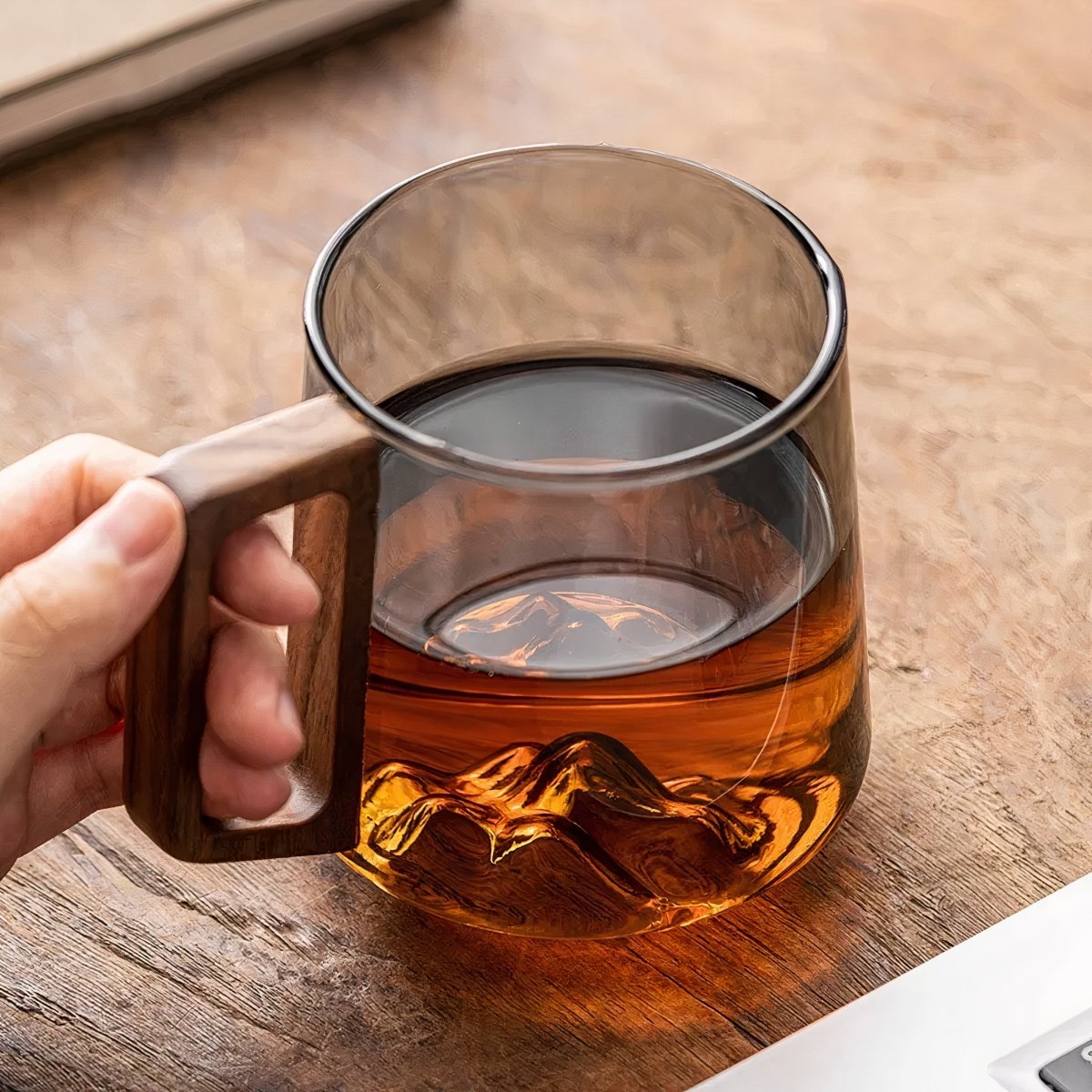 Virelle Maison - Tasses à café inclinées en verre fumé avec poignée en noyer