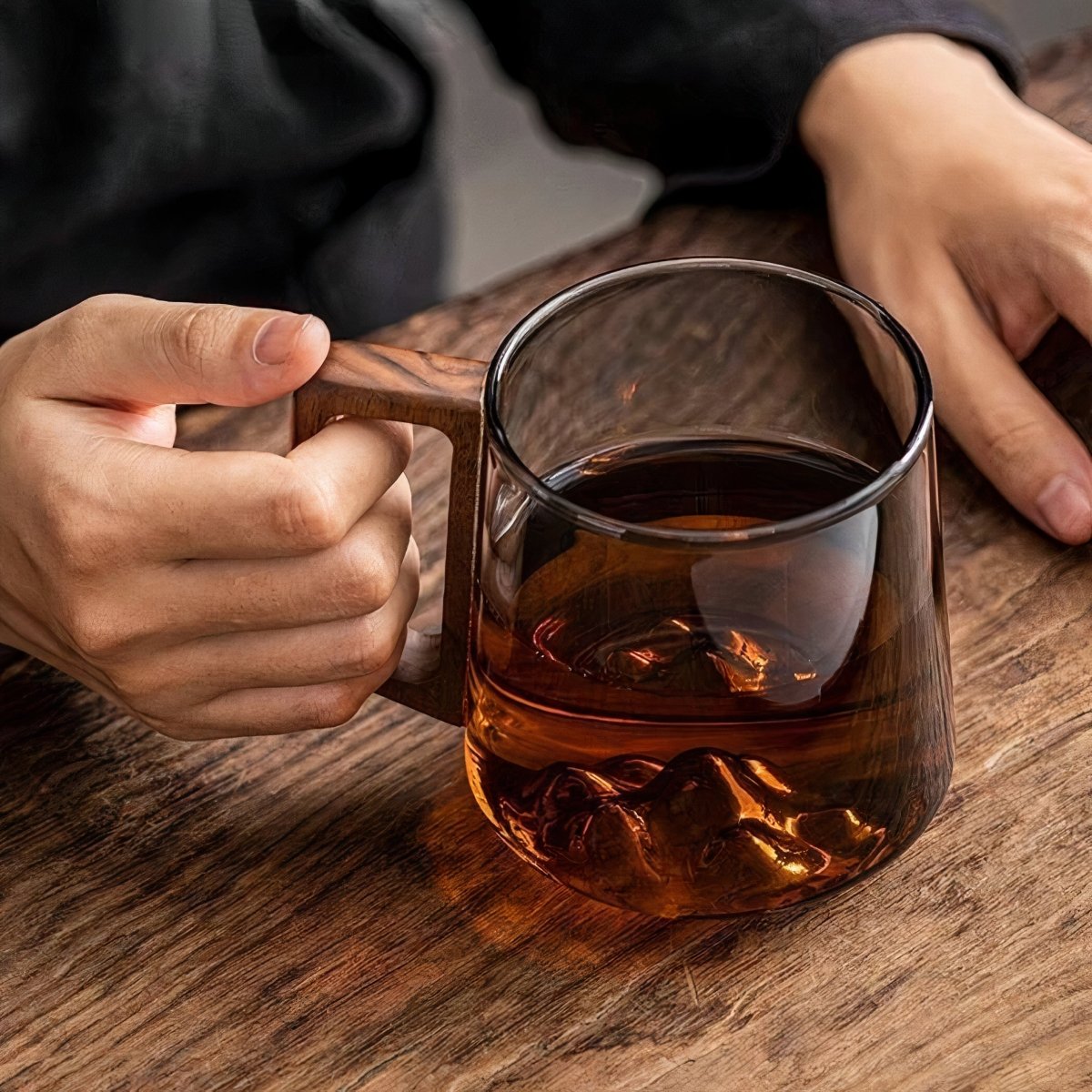 Virelle Maison - Tasses à café inclinées en verre fumé avec poignée en noyer