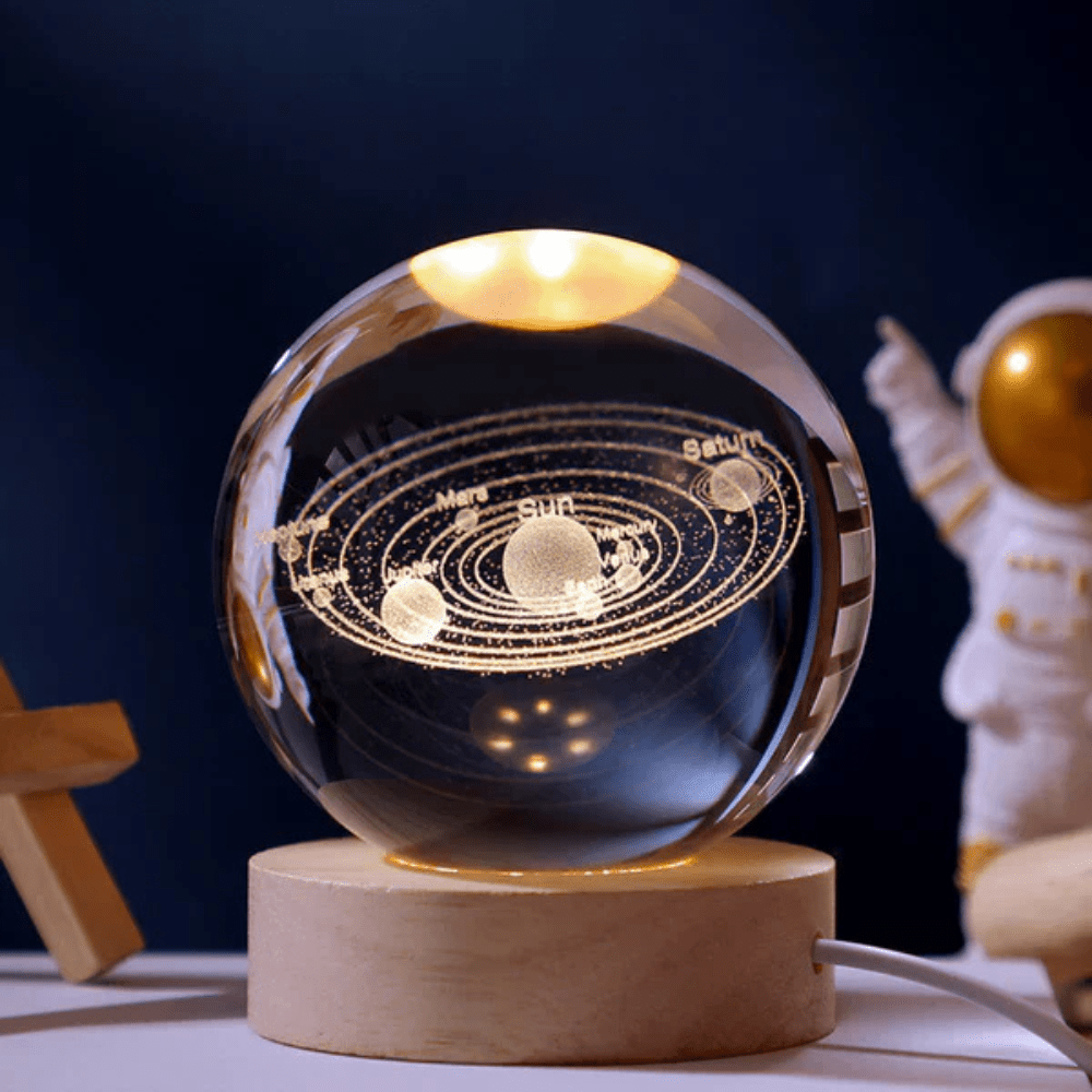 Virelle Maison - Boule lumineuse gravée en verre sur socle en bois | Virelle Maison