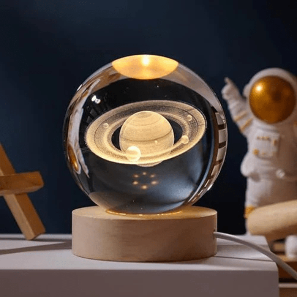 Virelle Maison - Boule lumineuse gravée en verre sur socle en bois | Virelle Maison